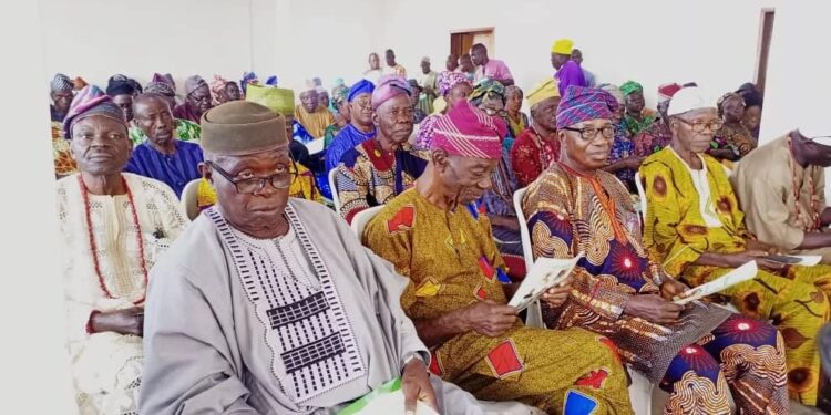 Tinubu’s Wife Doles Out N25m to 250 Elderly Citizens in Ondo