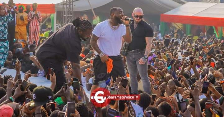 Davido Lights Up Benikrukru Christmas Carnival with Electrifying Performance