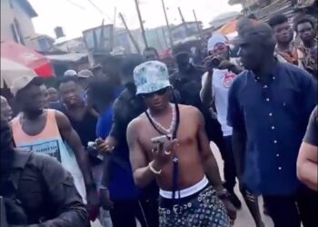 Christmas: Wizkid Gives Surulere, Makoko Children Cash Gift 