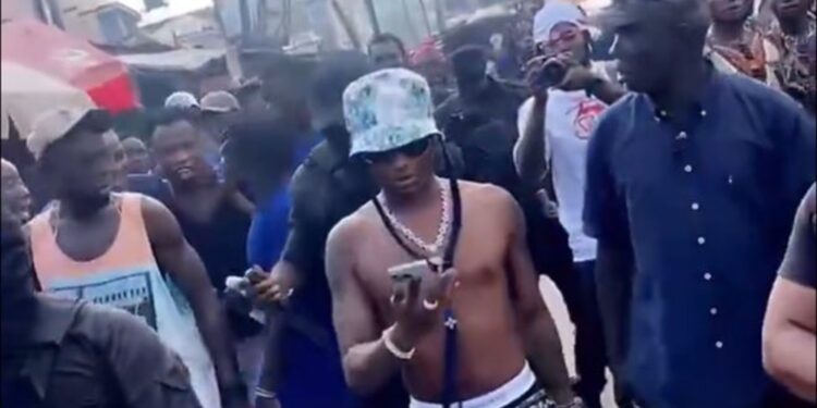 Christmas: Wizkid Gives Surulere, Makoko Children Cash Gift