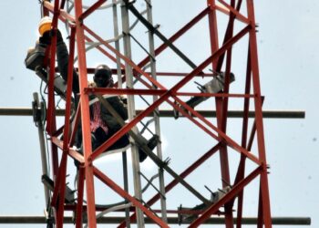 Man Prevented From Committing Suicide After Climbing Mast In Abuja