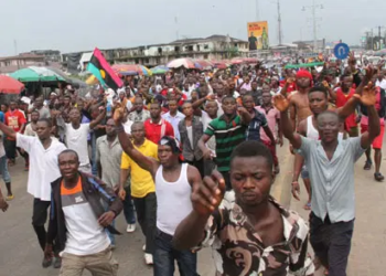 Protesters Block Onitsha Head Bridge Over Market Closure, Crippling Traffic and Trade.
