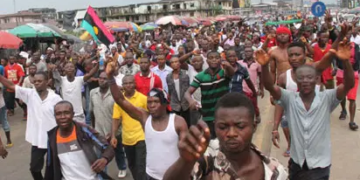 Protesters Block Onitsha Head Bridge Over Market Closure, Crippling Traffic and Trade.