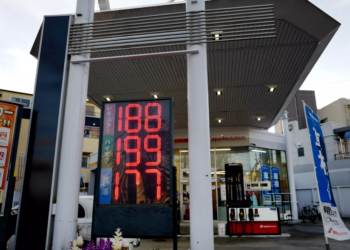 Oil rises further above $100, stocks mixed as Iran war rages