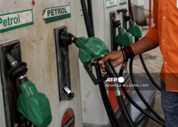 Oil Prices Dip as Stocks Rise on Lingering Iran Peace Hopes