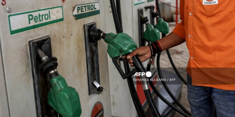 Oil Prices Dip as Stocks Rise on Lingering Iran Peace Hopes