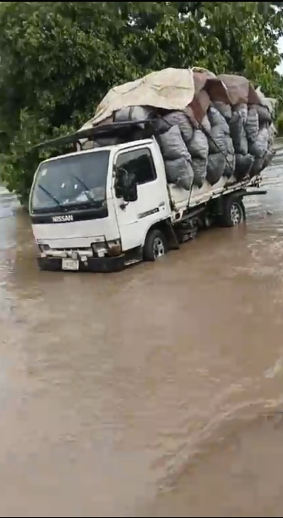 Kwara bridge collapse flooding commuters trapped