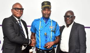 INTEGRITY IN ACTION: LAGOS SECURITY GUARD RETURNS CUSTOMER’S $9,100, WINS PUBLIC PRAISE