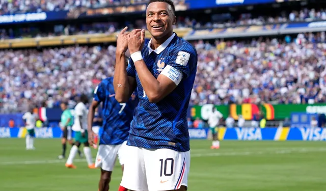 FIFA Confirms Mbappe Leads Messi in World Cup Golden Boot Race Ahead of Semi-Finals